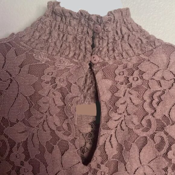 Brand New Cable & Gauge Women’s Mock Neck Crochet Lace Sleeveless Top Blouse - Picture 7 of 8